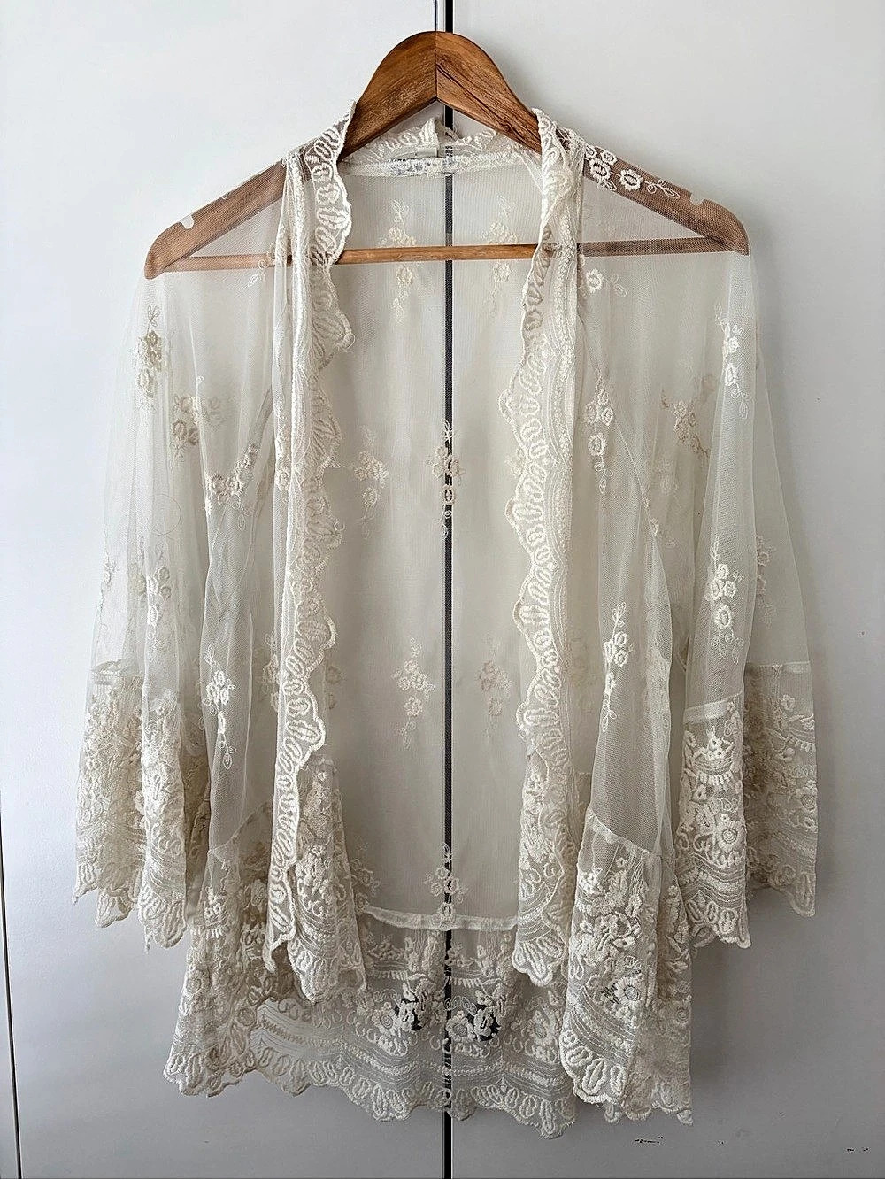 American Eagle Outfitters Floral Lace Kimono in White XS-S